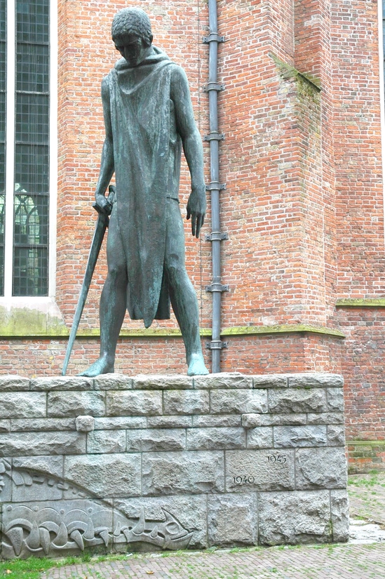 nl-estatua-pedestre-de-um-guerreiro-groningen-04
